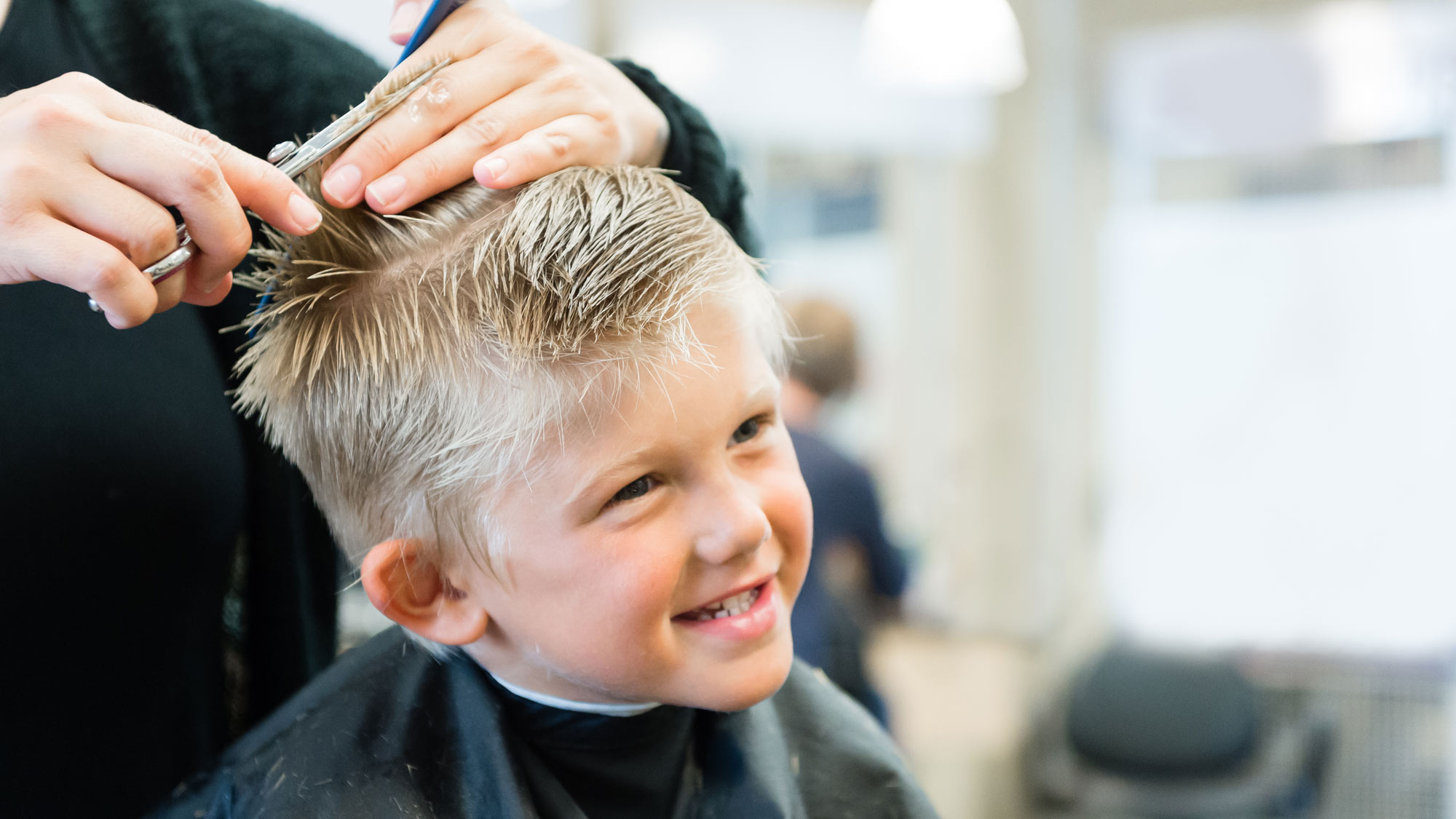 Ett barn får håret klippt